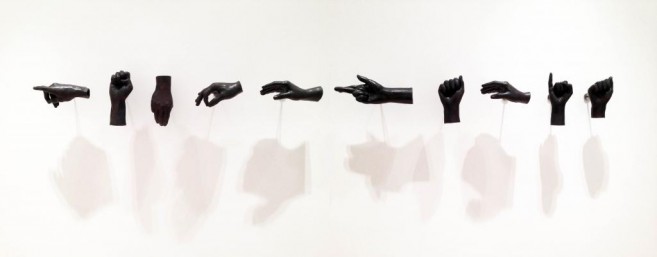 Abstinencia (democracia), 2011 / Bronce fundido / Dimensiones variables, manos a tamaño natural