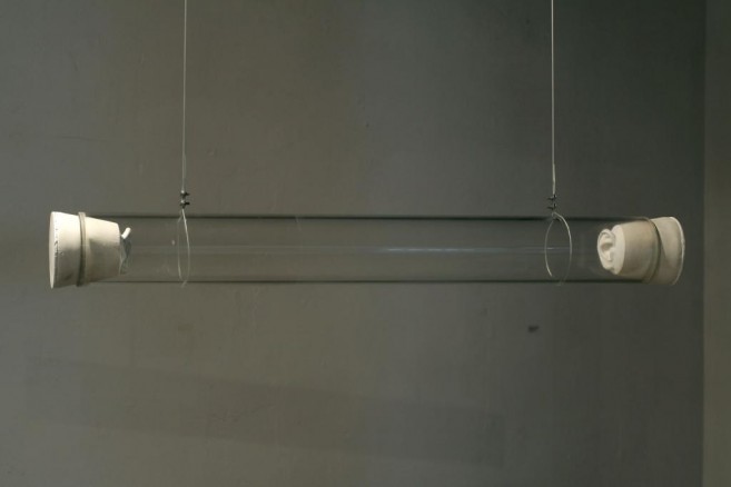 Secreto (mucho por decir), 2006 / Vidrio, goma de silicona y accesorios de metal / 14 cm diámetro x 100 cm