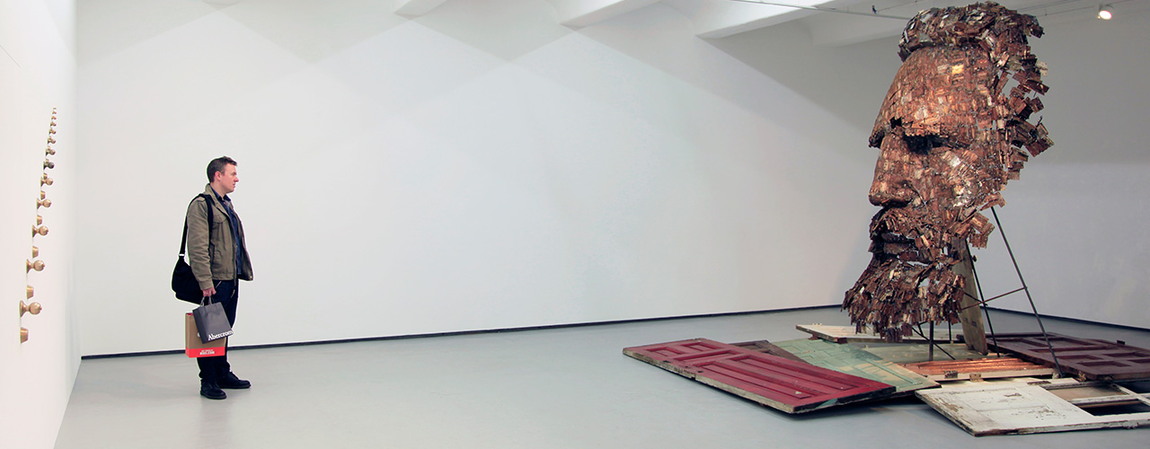 Inmanencia, 2015 / Bisagras, puertas de madera y  metal / 305 x 457 x 457 cm ( Dimensiones variables )